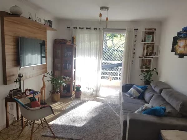 Linda cobertura duplex em local de extensa área verde.