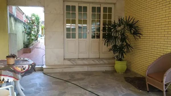 Casa com ótima localização, churrasqueira e piscina