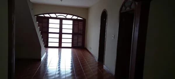 Imóvel ideal para comércio, a poucos metros da rua principal. Construção com mais de 500m²