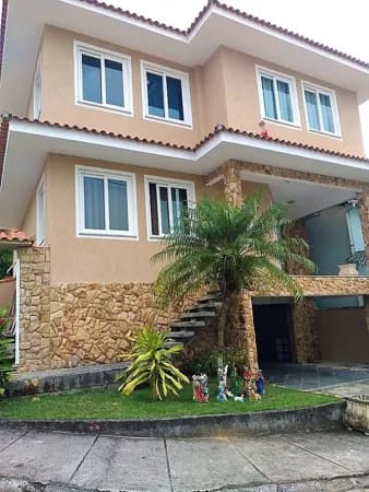 Linda e confortável casa em condomínio, 4 quartos, 3 suítes, todas com closet, Village do Moinho IV