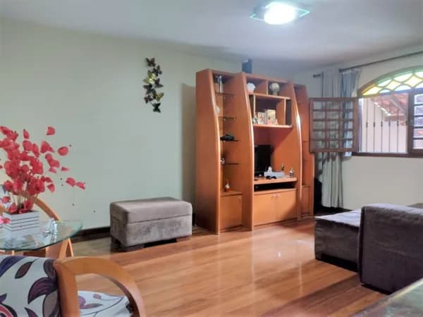 Excelente casa, próxima a praça do Zé Garoto, com piscina