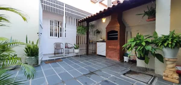 Excelente casa com 3 quartos, mais duas quitinetes anexas, bem localizada no Barreto - Niterói