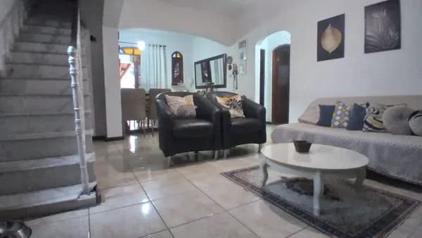 Casa duplex em rua fechada