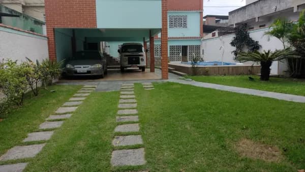 2 casas em um amplo terreno ajardinado