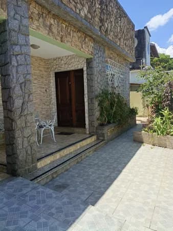Mutondo, casa linear a poucos metros da rua principal