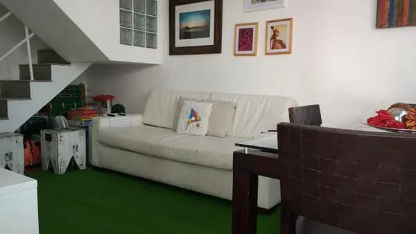 Casa em condomínio junto a rua da caminhada