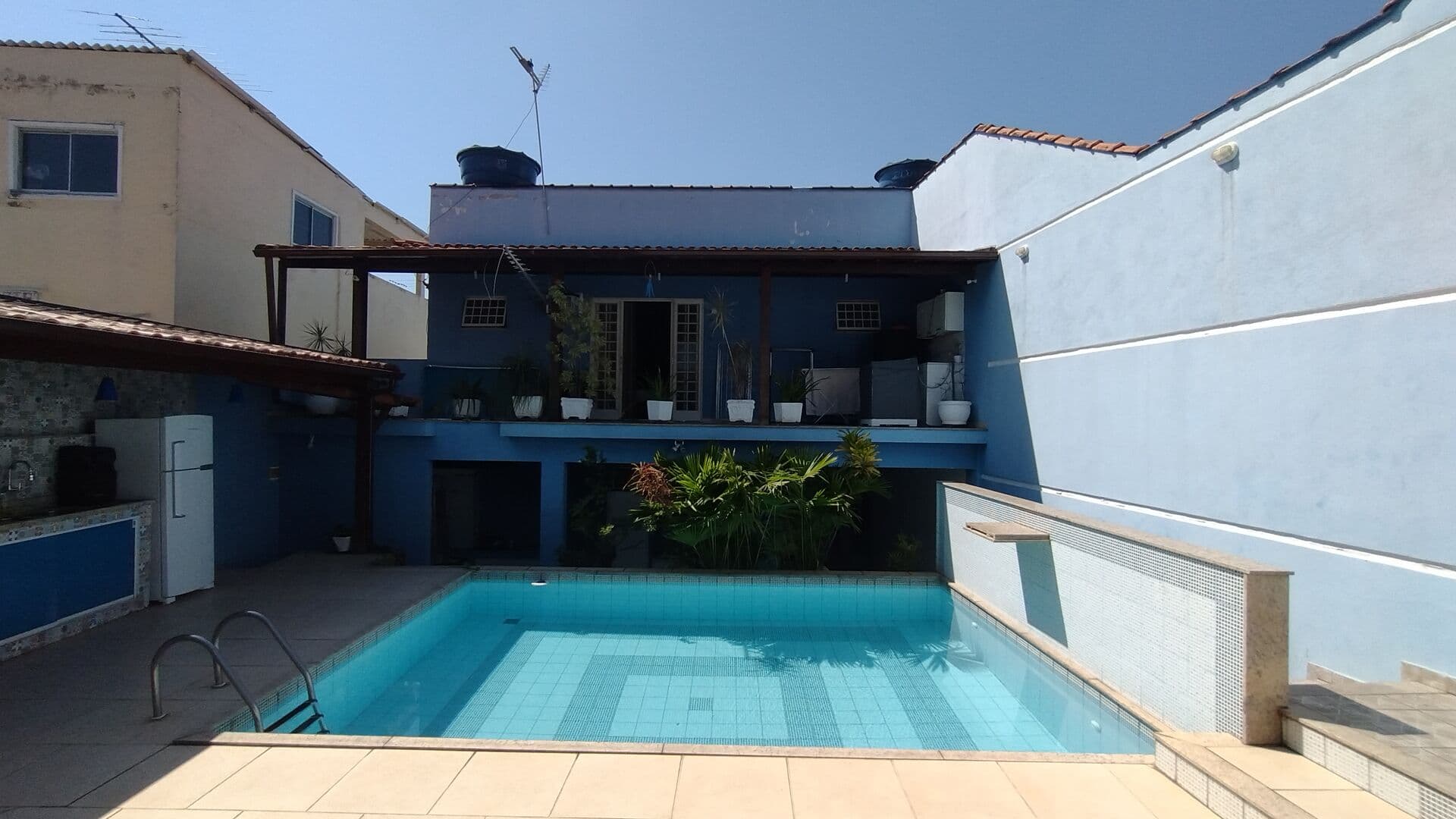 Excelente residência junto da rua principal