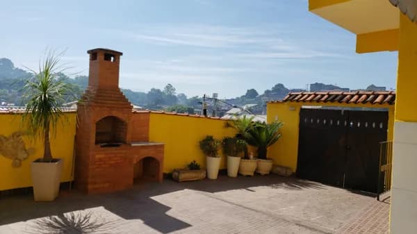 Ótima casa duplex a poucos metros do Guanabara