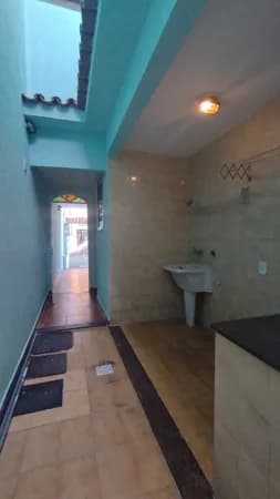 Casa duplex em rua fechada junto à praça Zé Garoto.