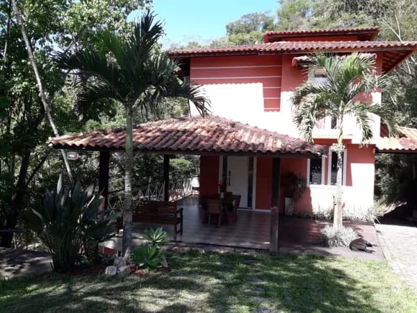Ótima casa com anexo em condomínio com muita área verde