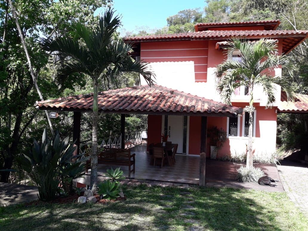Ótima casa com anexo em condomínio com muita área verde