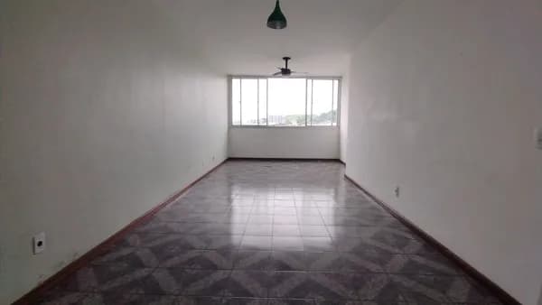 Amplo apartamento, vazio no melhor ponto de Nova Cidade