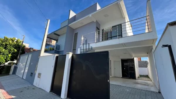 Casa quadra mar com 3 quartos em Penha/SC