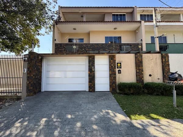 Sobrado em São José dos Pinhais - Centro