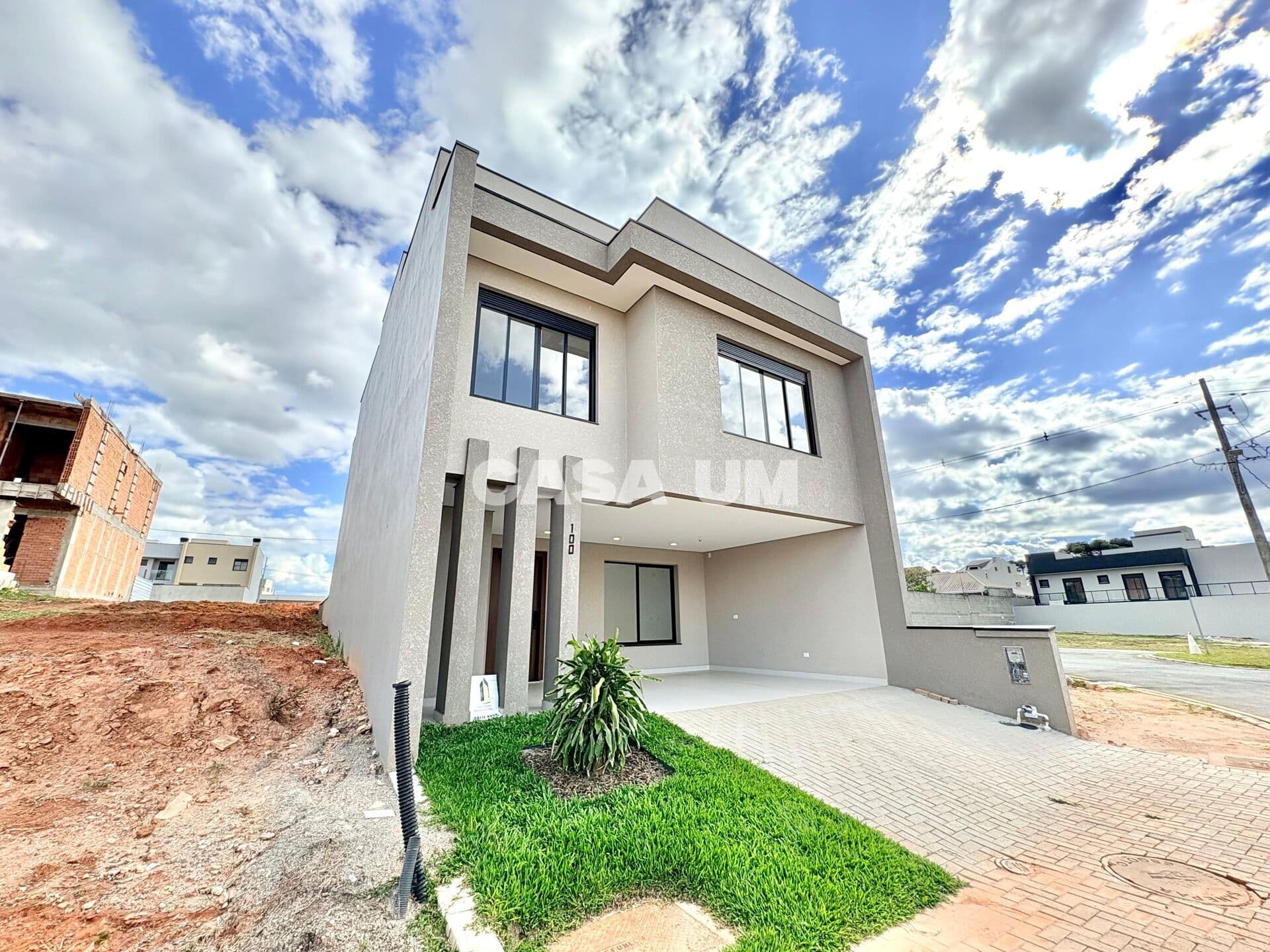 Sobrado em São José dos Pinhais - Costeira