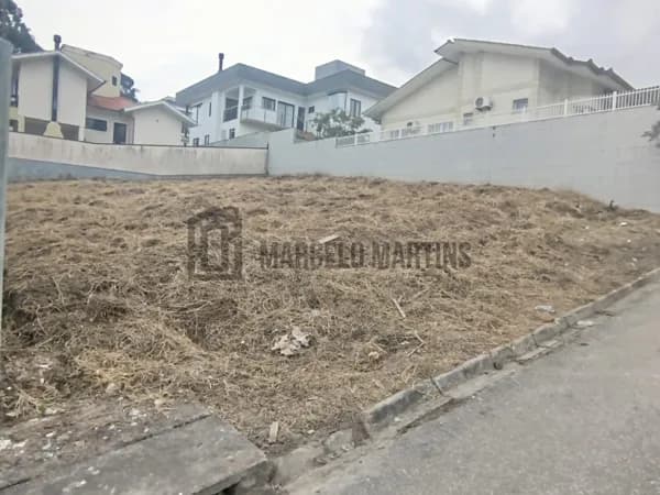 O terreno lote à venda, com uma generosa área total de 360