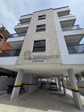 Apartamento com 50m² de área construída, 2 dormitórios e vaga coberta na Nova Palhoça pronto para morar.