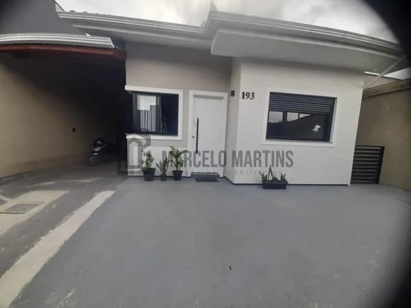 Casa com 3 Dormitórios e Piscina – 202 m² de terreno / 95 m² de área construída em Bela Vista - Palhoça