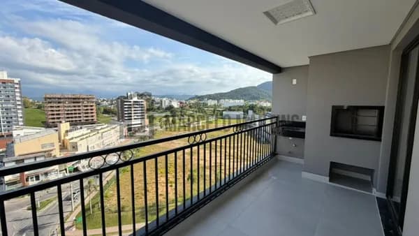 Apartamento Exclusivo com Vista para a Pedra Branca e Lago — Alto Padrão em Localização Privilegiada