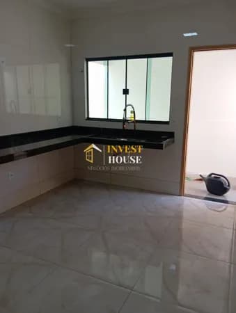 Casa com 2/4 no bairro Murumbí