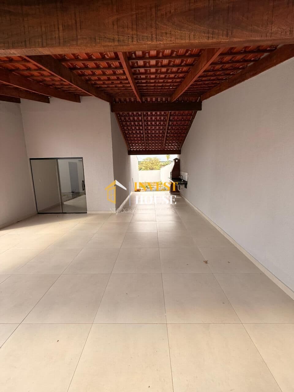 Casa usada reformada de 2/4 com quintal grande