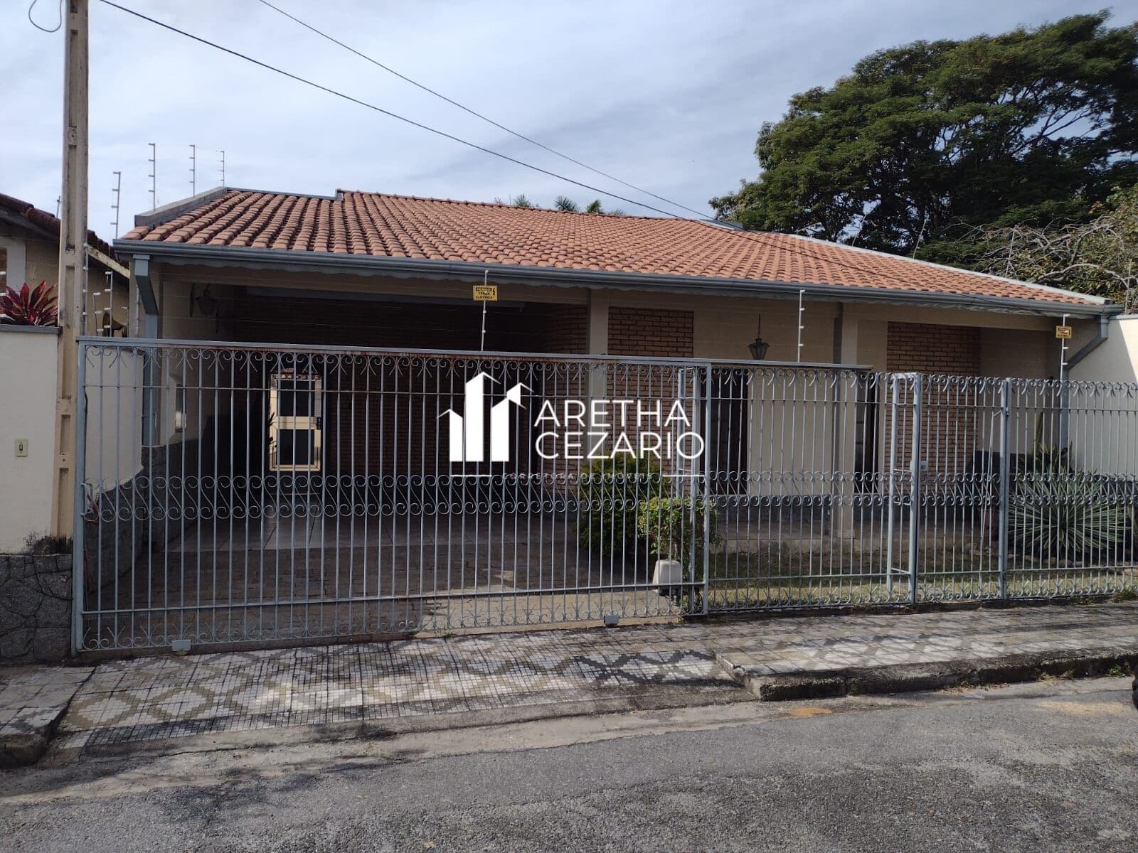 Casa com 03 dormitórios sendo uma suíte à venda, 180m² por R$ 530.000,00 - Vila São Geraldo - Taubaté - SP