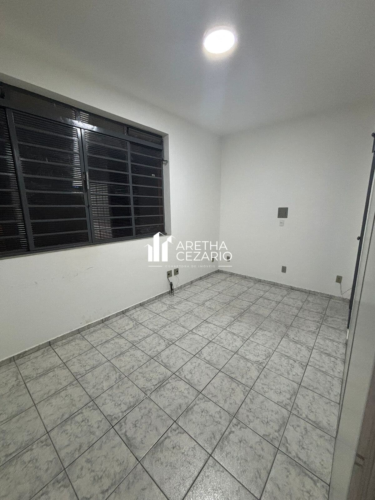Sala Comercial para locação, 70m² por R$ 600.00 - Centro - Taubaté - SP