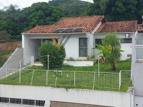 Casa Padrão para Venda em Centro Leopoldina-MG