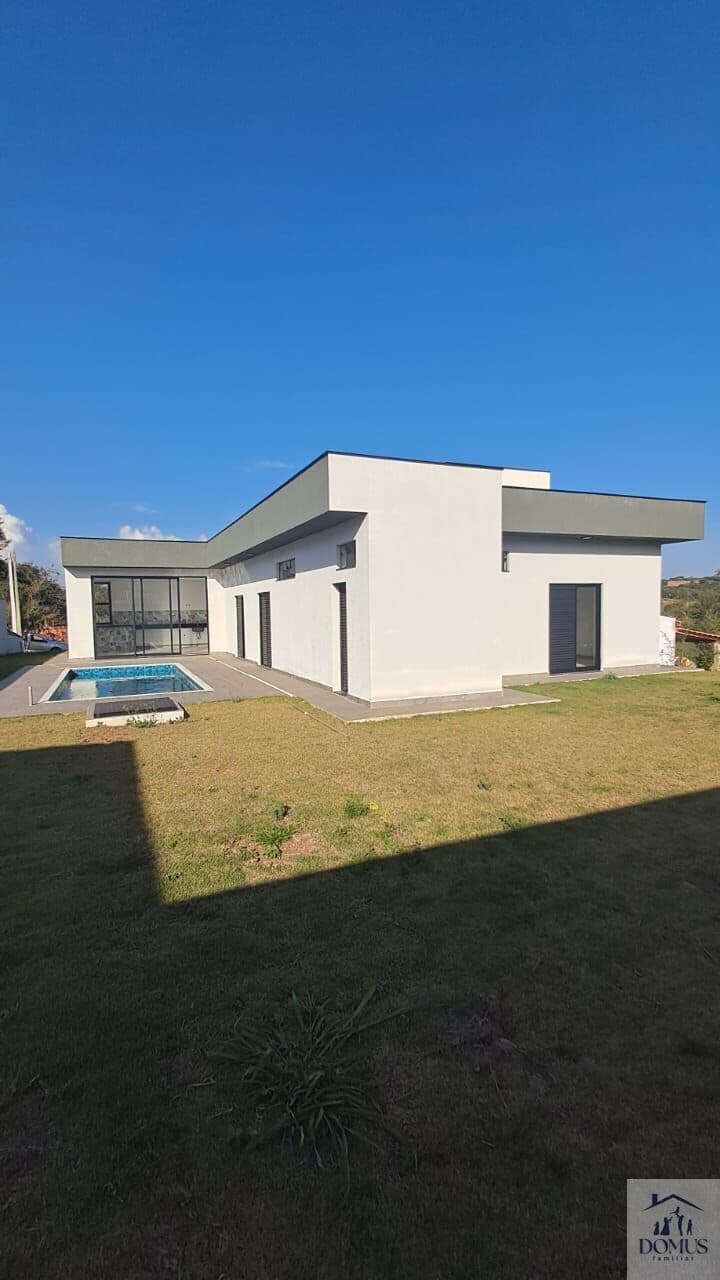 Casa de 4 quartos com 2 suítes em condomínio fechado, em Araçoiaba da Serra - SP - com piscina e hidromassagem