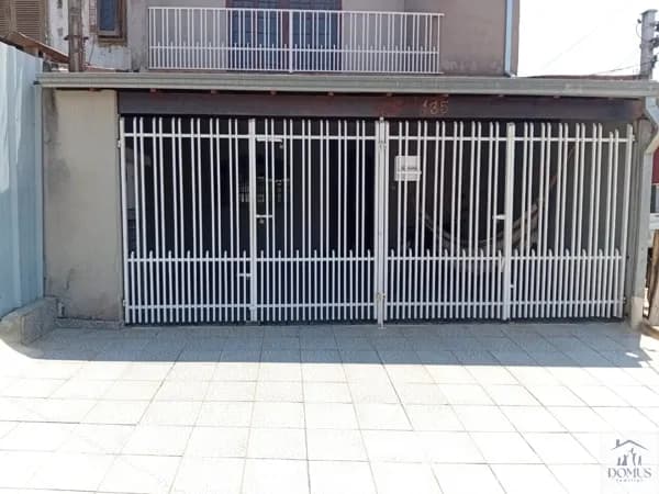 Sobrado no Jd. Santa Luzia, Z. Norte: 2 dorms, sala TV e varanda.