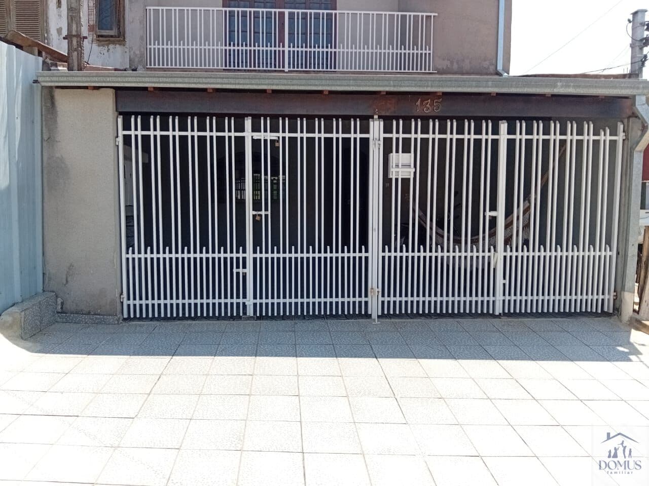 Sobrado no Jd. Santa Luzia, Z. Norte: 2 dorms, sala TV e varanda.