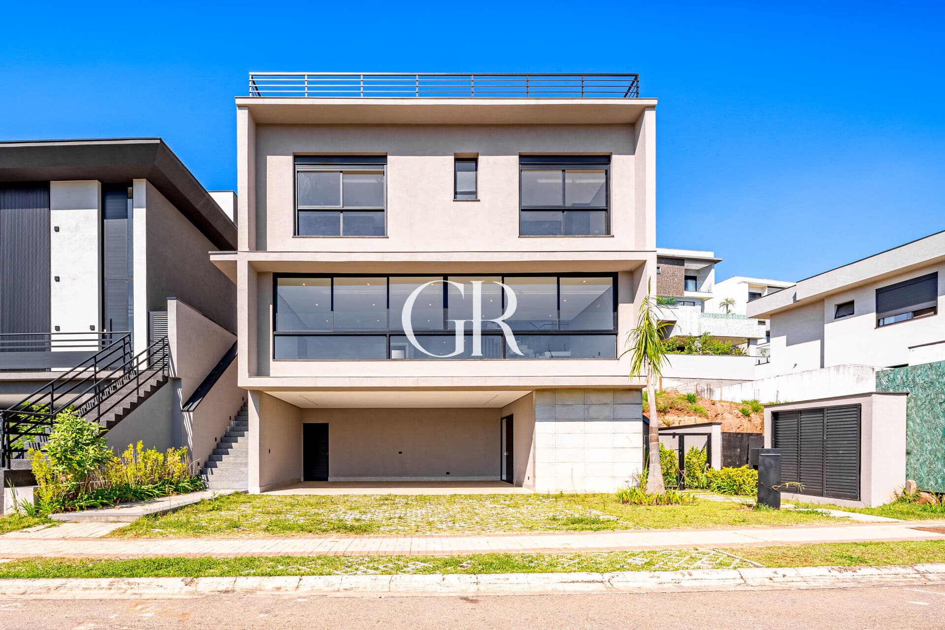 🌿 Casa Itahye – 420m² com Vista Permanente para a Mata, Rooftop, Energia Solar e Piscina Aquecida