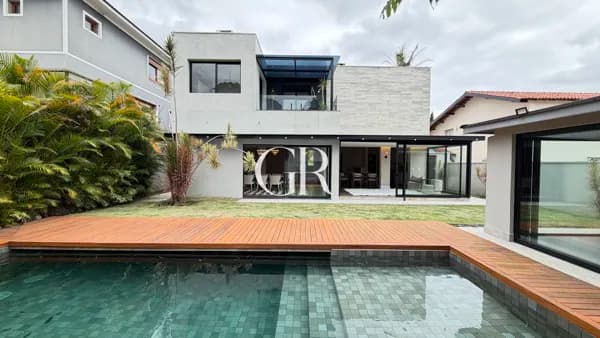 🏡 Alphaville 2 | 560m² Terreno | 350m² Construídos | 5 Suítes (1 Térrea) | Semi-Mobiliada | Academia e Piscina