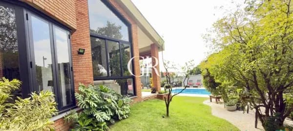 🏡 Casa de Esquina com 2 Lotes | 628m² | Privacidade Total | Uma Quadra da Portaria