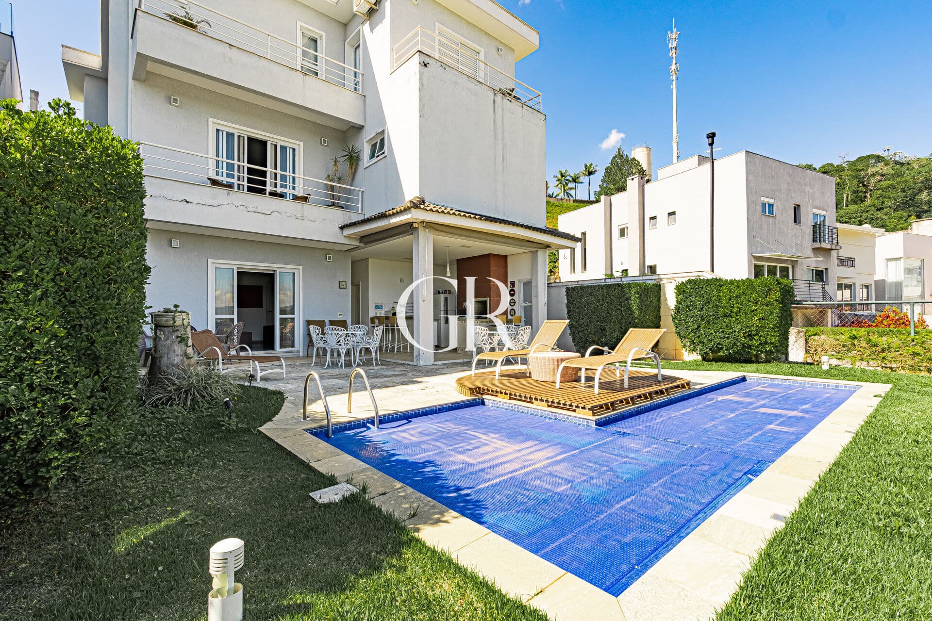 🌿 Casa Valville 01 – 350m² com Vista Definitiva para a Mata, Lareira, Sala de TV com Projetor e Piscina