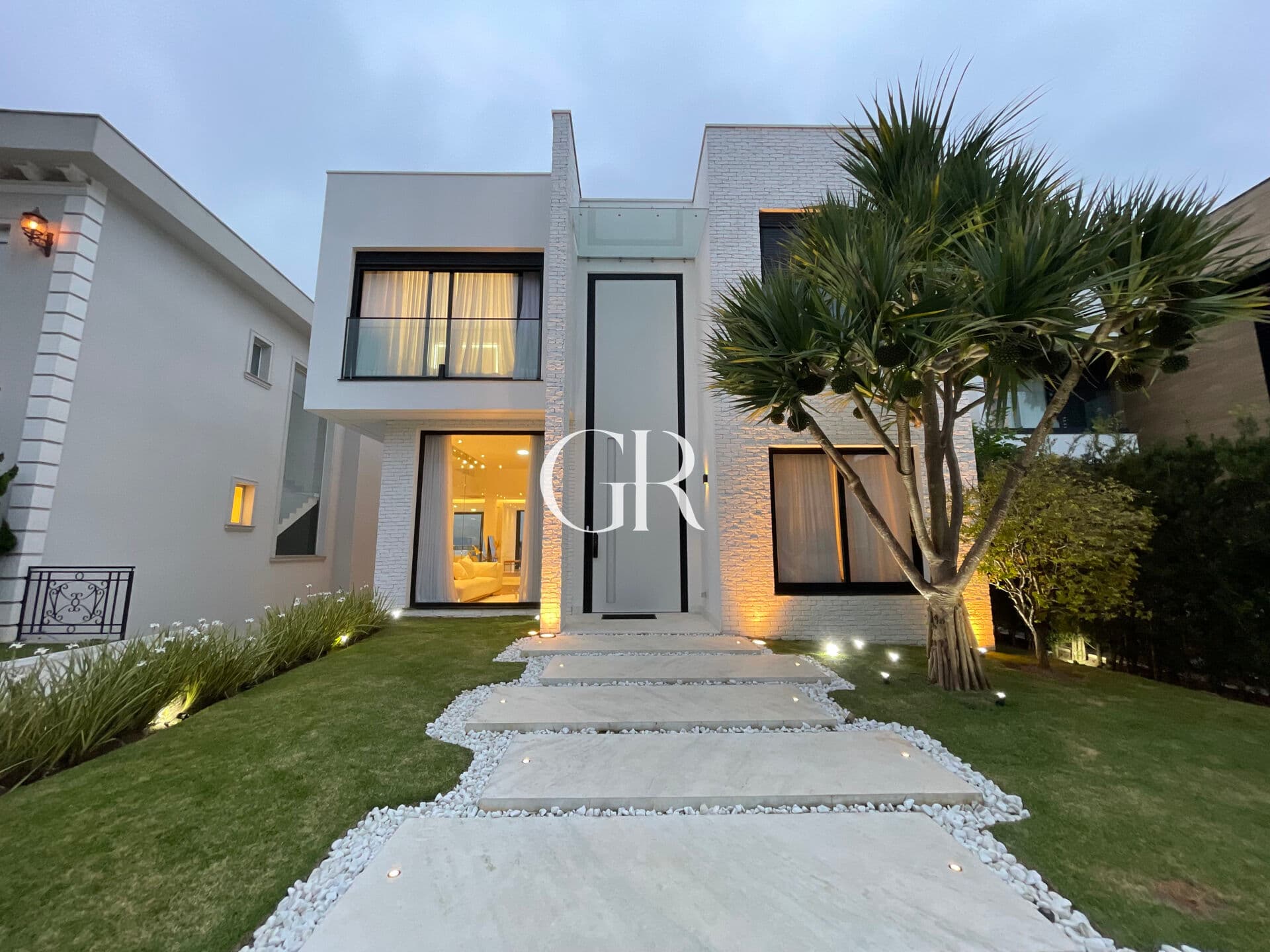 🏡 Casa de Luxo | 650m² | 4 Suítes | Elevador | Estúdio Acústico