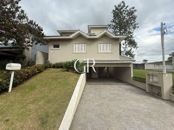 🏡 Alphaville 09 | 250m² | 4 Dormitórios (2 Suítes) | Quintal Gramado | Área de Lazer Ensolarada