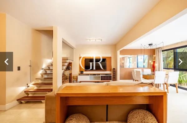 🏡 Casa Reformada | 180m² | 3 Quartos (1 Suíte) | Sótão Funcional | 4 Vagas