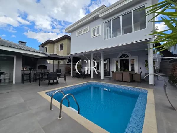 Casa em Santana de Parnaíba - Alphaville