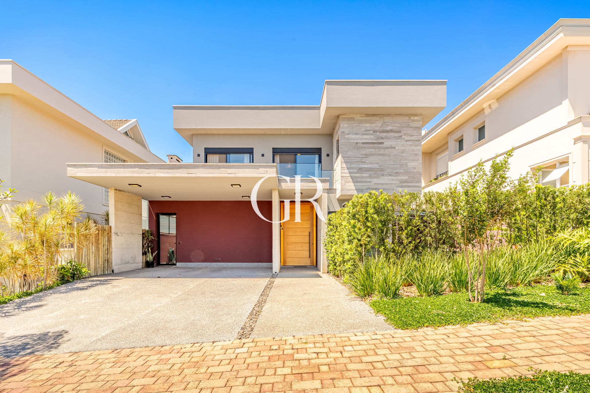 🏡 Casa Genesis 01 – 330m² com 3 Suítes, Piscina Aquecida, Energia Solar e Anexo Independente