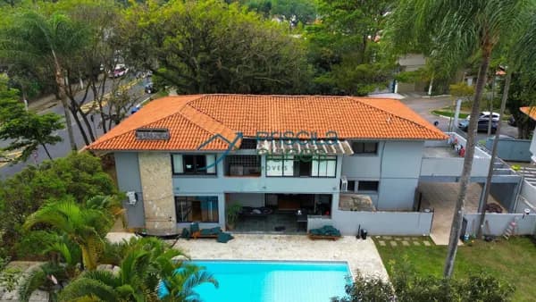 Casa em Alto de Pinheiros com 420m² com Piscina
