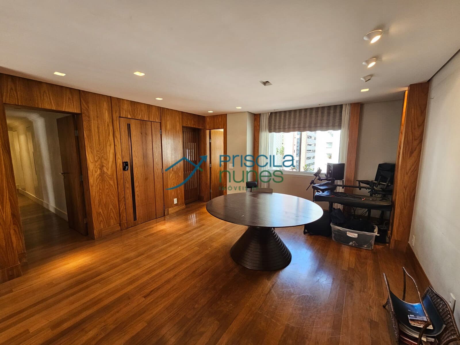 Apartamento em Consolacao com 163m² 3 dormitórios, sala, 4 banheiros, 2 vagas de garagem. Semi mobiliado