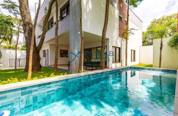 Casa Reformada, com 4 suítes, no Jardim dos Estados