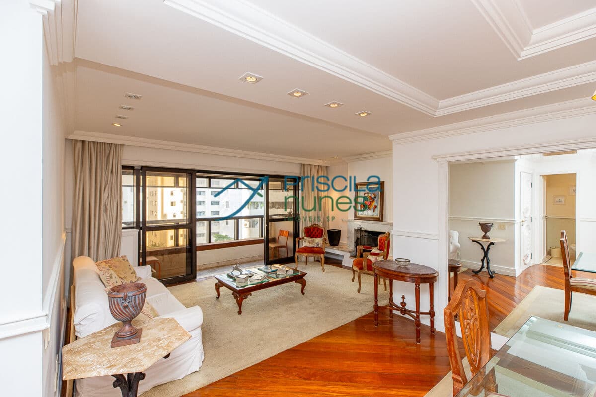 Apartamento Moema com 4 quartos, sendo 3 suítes, 155m²
