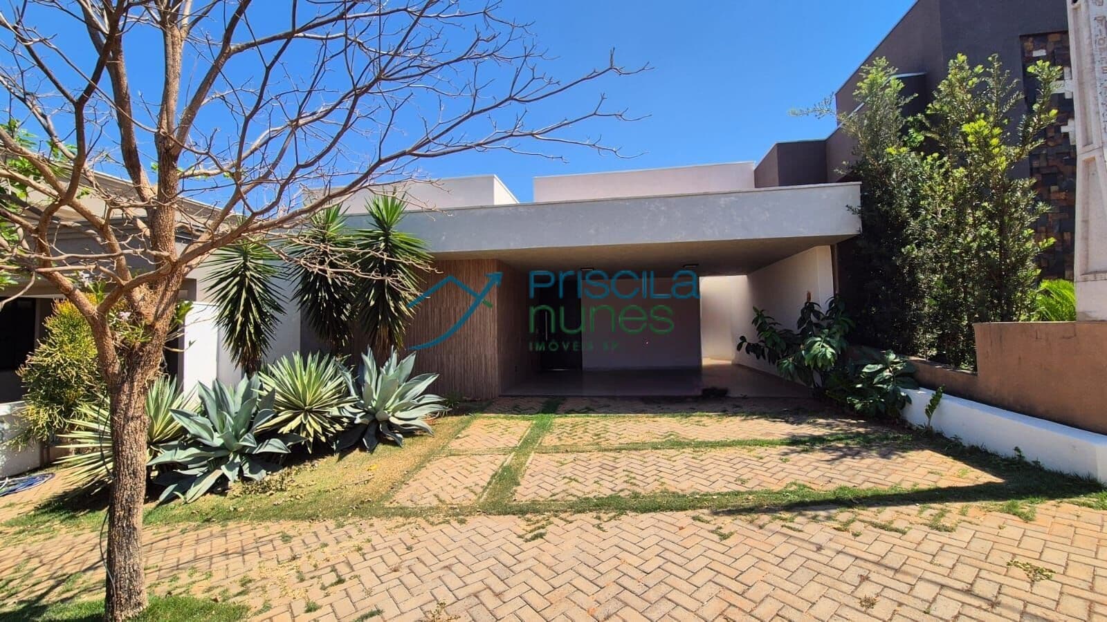 Casa à venda em Condomínio com 3 suítes, escritório e piscina, 192m², aquecimento solar e 2 vagas cobertas