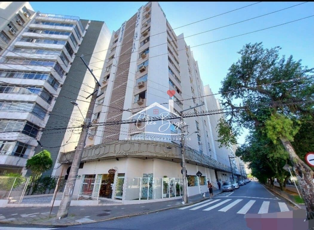 APARTAMENTO NO CENTRO DE FLORIANÓPOLIS - 3 QUARTOS E 02 BANHEIROS