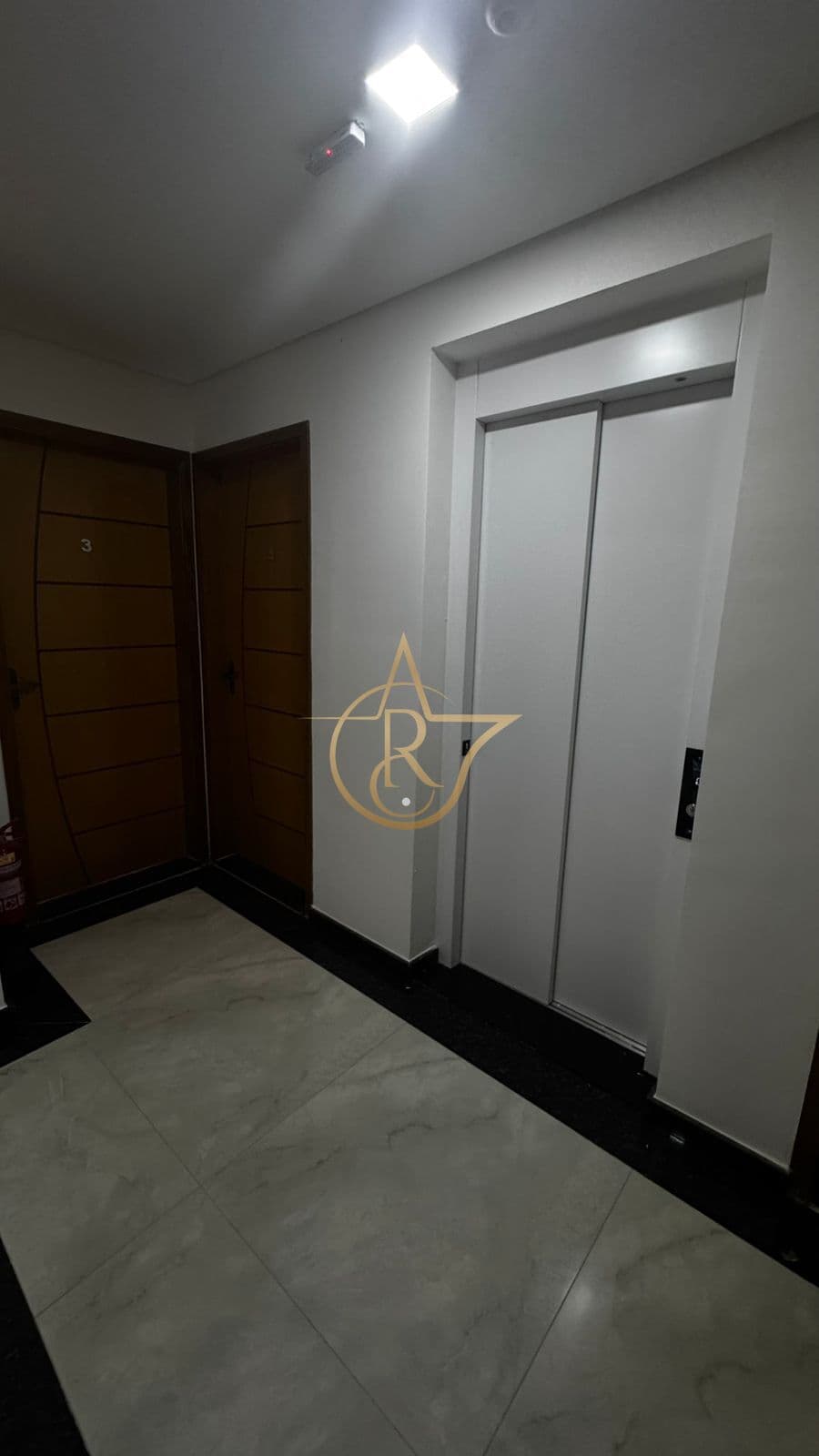 APARTAMENTO SEM CONDOMINIO COM ELEVADOR, 2 DORMS (1 SUITE), 2 QUINTAIS E VAGA DE GARAGEM!!!