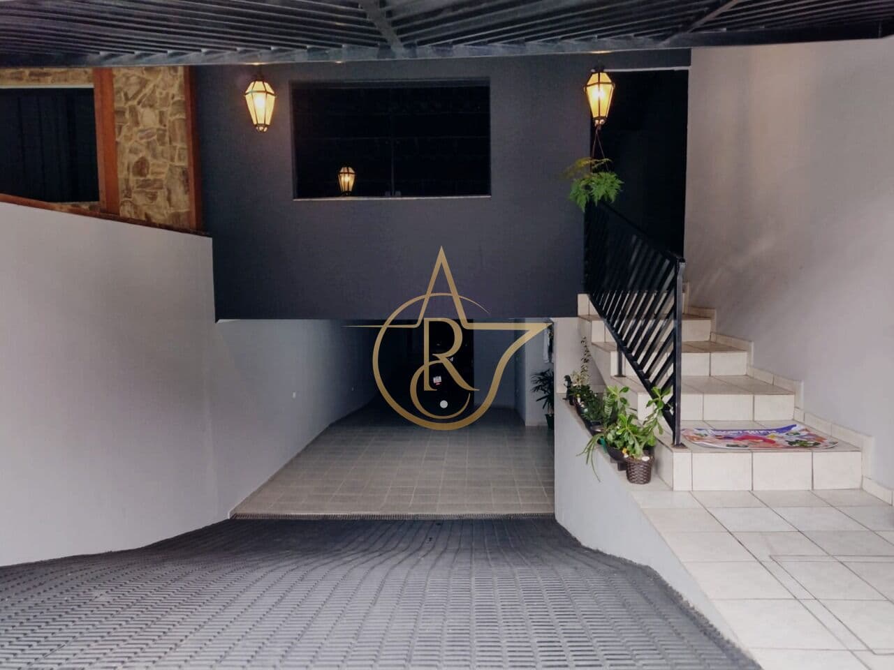 CASA COMPLETA COM 3 QUARTOS ( 1 SUITE ), CHURRASQUEIRA E 5 VAGAS DE GARAGEM !!!