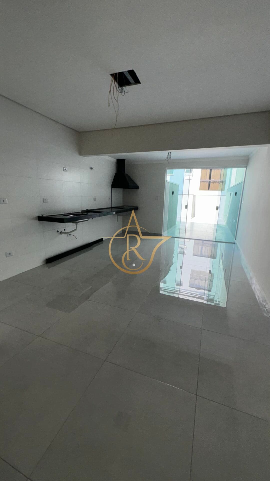 CASA TERREA COM ÁREA GOURMET, 3 SUITES E 2 VAGAS!!!