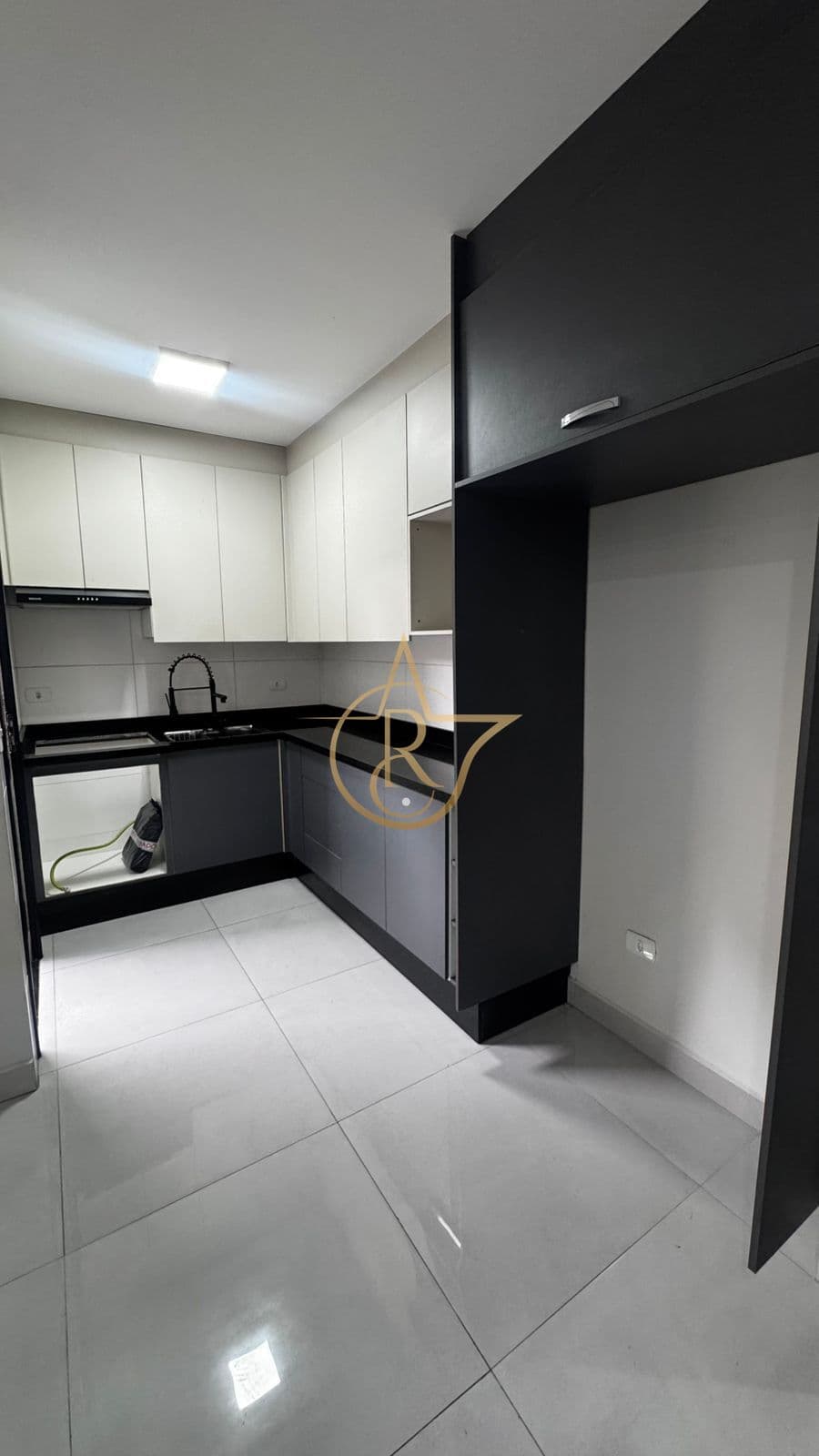 APARTAMENTO SEM CONDOMINIO COM ELEVADOR, SUÍTE, TODO MOBILIADO COM QUINTAL!!!